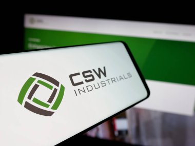 Stuttgart, Almanya - 11-20-2025: Web sitesi önünde ekranda CSW Industrials Inc. 'in logosuna sahip akıllı telefon. Telefon ekranının merkez soluna odaklan.