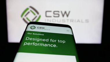 Stuttgart, Almanya - 11-20-2025: ABD 'li CSW Industrials Inc. şirketinin web sitesi logo önünde ekranda. Telefon ekranının sol üst kısmına odaklan.