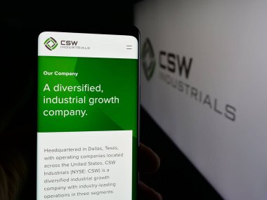 Stuttgart, Almanya - 11-20-2025: ABD 'li CSW Industrials Inc. şirketinin web sayfası logo önünde ekranda. Telefon ekranının merkezine odaklan.