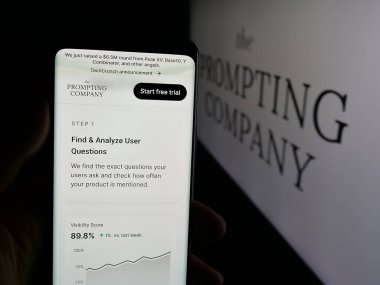 Stuttgart, Almanya - 11-20-2025: Amerikan Yapay Zeka Şirketi 'nin web sayfası olan akıllı telefon sahibi kişi logonun önünde ekranda. Telefon ekranının merkezine odaklan.