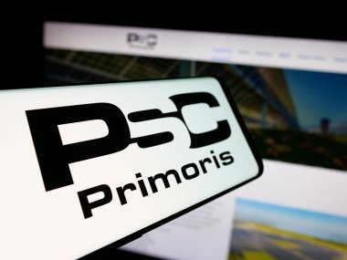 Stuttgart, Almanya - 11-20-2025: Primoris Services Corporation (PSC) şirketinin logosuna sahip akıllı telefon web sitesinin önünde ekranda. Telefon ekranının merkez soluna odaklan.