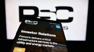 Stuttgart, Almanya - 11-20-2025: Primoris Services Corporation (PSC) şirketinin web sitesi ile birlikte logo önünde cep telefonu. Telefon ekranının sol üst kısmına odaklan.