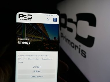 Stuttgart, Almanya - 11-20-2025: Primoris Services Corporation (PSC) şirketinin internet sayfası olan cep telefonu logosu önünde ekranda. Telefon ekranının merkezine odaklan.