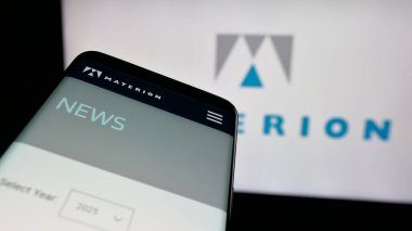 Stuttgart, Almanya - 11-20-2025: ABD 'li materyal şirketi Materion Corporation' ın web sitesiyle birlikte cep telefonu logonun önünde ekranda. Telefon ekranının sol üst kısmına odaklan.