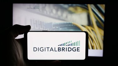 Stuttgart, Almanya - 11-20-2025: Yatırım şirketi DigitalBridge Group Inc. 'in logosu olan cep telefonu web sayfasının önünde ekranda. Telefon ekranına odaklan.