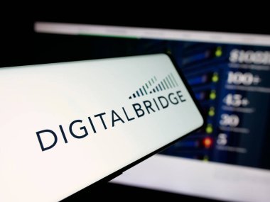 Stuttgart, Almanya - 11-20-2025: Yatırım şirketi DigitalBridge Group Inc. 'in logosuna sahip akıllı telefon web sitesinin önünde ekranda. Telefon ekranının merkez soluna odaklan.