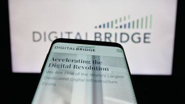 Stuttgart, Almanya - 11-20-2025: Yatırım şirketi DigitalBridge Group Inc. 'nin web sitesiyle birlikte cep telefonu logonun önünde ekranda. Telefon ekranının sol üst kısmına odaklan.