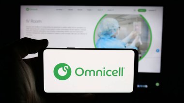 Stuttgart, Almanya - 11-20-2025: Sağlık hizmetleri teknoloji şirketi Omnicell Inc. 'in logosuna sahip cep telefonu web sayfasının önünde ekranda. Telefon ekranına odaklan.