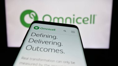 Stuttgart, Almanya - 11-20-2025: Sağlık teknolojisi şirketi Omnicell Inc. 'in web sitesi ile birlikte cep telefonu logonun önünde ekranda. Telefon ekranının sol üst kısmına odaklan.
