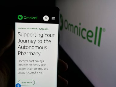 Stuttgart, Almanya - 11-20-2025: Sağlık teknolojisi şirketi Omnicell Inc. 'in web sayfası olan cep telefonu logonun önünde ekranda. Telefon ekranının merkezine odaklan.