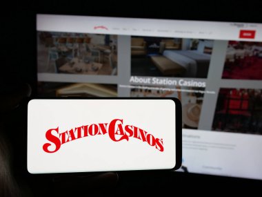 Stuttgart, Almanya - 11-20-2025: ABD 'li konukseverlik şirketi Station Casinos LLC' nin logosuna sahip kişi web sitesinin önünde ekranda. Telefon ekranına odaklan.