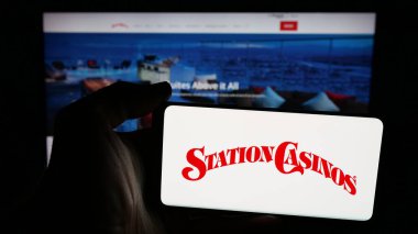 Stuttgart, Almanya - 11-20-2025: ABD 'li konukseverlik şirketi Station Casinos LLC' nin logosuna sahip cep telefonu web sayfasının önünde ekranda. Telefon ekranına odaklan.