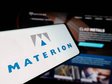 Stuttgart, Almanya - 11-20-2025: Sitenin önünde ekranda ABD 'li materyal şirketi Materion Corporation' ın logosuna sahip akıllı telefon. Telefon ekranının merkez soluna odaklan.