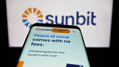 Stuttgart, Almanya - 11-21-2025: ABD 'li fintech şirketi Sunbit Inc.' in web sitesi olan cep telefonu logonun önünde ekranda. Telefon ekranının sol üst kısmına odaklan.
