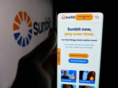 Stuttgart, Almanya - 11-21-2025: ABD 'li fintech şirketi Sunbit Inc.' in web sayfası olan cep telefonu logosu önünde ekranda. Telefon ekranının merkezine odaklan.