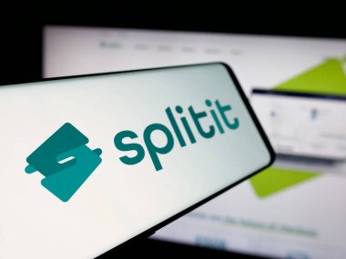 Stuttgart, Almanya - 11-21-2025: Smartphone with logo of buy now pay later company Splitit USA Inc. on screen on website. Telefon ekranının soluna odaklan.