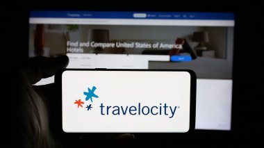 Stuttgart, Almanya - 11-21-2025: ABD çevrimiçi seyahat şirketi Travelocity 'nin logosunun bulunduğu cep telefonu web sayfası önünde ekranda. Telefon ekranına odaklan.