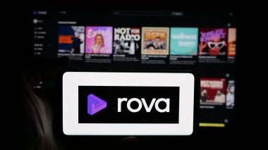 Stuttgart, Almanya - 11-21-2025: Yeni Zelanda yayın hizmeti şirketi Rova 'nın logosunun bulunduğu cep telefonu web sayfası önünde ekranda. Telefon ekranına odaklan.