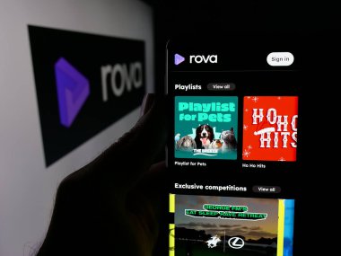 Stuttgart, Almanya - 11-21-2025: Yeni Zelanda hizmet şirketi Rova 'nın web sayfası ile akıllı telefon taşıyan kişi logonun önünde ekranda. Telefon ekranının merkezine odaklan.