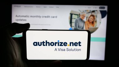 Stuttgart, Almanya - 11-21-2025: ABD ödeme kapısı şirketi Authoriz.net 'in logosunun bulunduğu cep telefonu web sayfası önünde. Telefon ekranına odaklan.