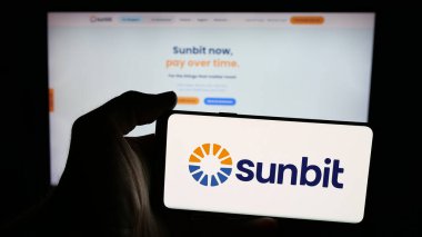 Stuttgart, Almanya - 11-21-2025: ABD 'li fintech şirketi Sunbit Inc.' in logosunun bulunduğu cep telefonu web sayfası önünde ekranda. Telefon ekranına odaklan.