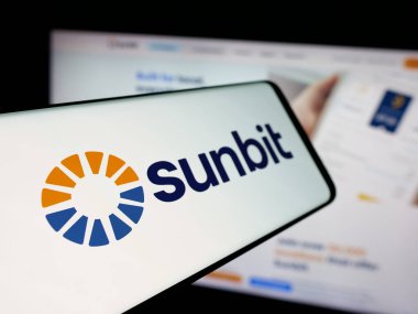 Stuttgart, Almanya - 11-21-2025: ABD 'li fintech şirketi Sunbit Inc.' in logosuna sahip akıllı telefon web sitesinin önünde ekranda. Telefon ekranının soluna odaklan.
