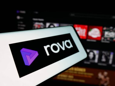 Stuttgart, Almanya - 11-21-2025: Yeni Zelanda yayın servisi Rova 'nın logosuna sahip akıllı telefon web sitesinin önünde ekranda. Telefon ekranının soluna odaklan.