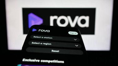 Stuttgart, Almanya - 11-21-2025: Yeni Zelanda yayın servisi Rova 'nın web sitesi bulunan cep telefonu logonun önünde ekranda. Telefon ekranının sol üst kısmına odaklan.