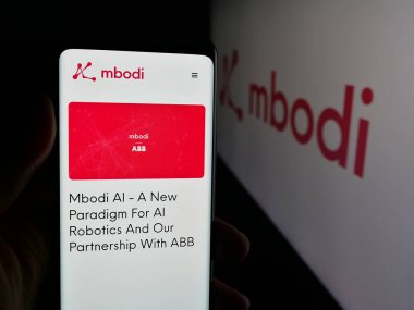 Stuttgart, Almanya - 11-23-2025: ABD 'li yapay zeka şirketi Mbodi Yapay Zeka' nın web sayfası olan cep telefonu logonun önünde ekranda. Telefon ekranının merkezine odaklan.