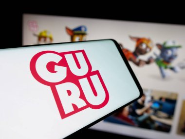 Stuttgart, Almanya - 11-23-2025: Kanadalı animasyon stüdyo şirketi Guru 'nun logosuna sahip akıllı telefon web sitesinin önünde ekranda. Telefon ekranının merkezine odaklan.