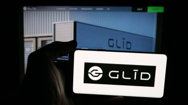 Stuttgart, Almanya - 11-23-2025: ABD 'li Glid Technologies Corporation şirketinin logosunun bulunduğu cep telefonu web sayfası önünde ekranda. Telefon ekranına odaklan.
