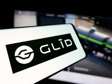 Stuttgart, Almanya - 11-23-2025: ABD 'li Glid Technologies Corporation şirketinin logosuna sahip akıllı telefon web sitesinin önünde ekranda. Telefon ekranının merkez soluna odaklan.