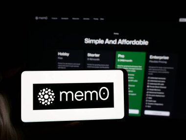 Stuttgart, Almanya - 11-23-2025: Web sitesi önünde üzerinde ABD 'li AI şirketi Embedchain Inc. (Mem0) logosu bulunan kişi. Telefon ekranına odaklan.