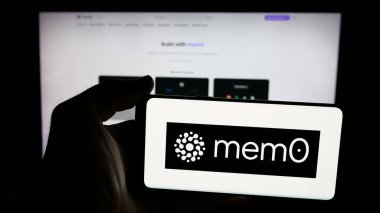 Stuttgart, Almanya - 11-23-2025: Web sayfası önünde üzerinde US AI şirketi Embedchain Inc. (Mem0) logosu bulunan cep telefonu sahibi kişi. Telefon ekranına odaklan.