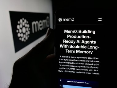 Stuttgart, Almanya - 11-23-2025: ABD 'li AI şirketi Embedchain Inc.' in web sayfası olan cep telefonu sahibi kişi logonun önünde ekranda görülüyor. Telefon ekranının merkezine odaklan.