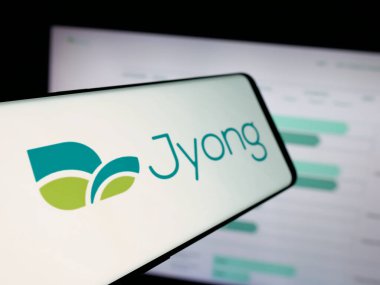 Stuttgart, Almanya - 11-23-2025: Tayvanlı şirket Jyong Biotech Ltd. 'nin logosuna sahip akıllı telefon web sitesinin önünde ekranda. Telefon ekranının merkez soluna odaklan.