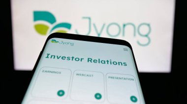 Stuttgart, Almanya - 11-23-2025: Tayvanlı şirket Jyong Biotech Ltd. 'nin web sitesiyle birlikte cep telefonu logonun önünde ekranda. Telefon ekranının sol üst kısmına odaklan.