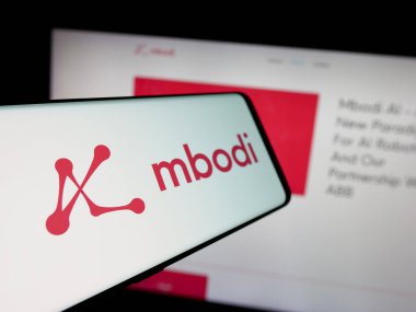 Stuttgart, Almanya - 11-23-2025: Web sitesinin önünde ekranda ABD 'li yapay zeka şirketi Mbodi AI' nin logosuna sahip akıllı telefon. Telefon ekranının merkez soluna odaklan.