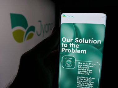 Stuttgart, Almanya - 11-23-2025: Tayvanlı şirket Jyong Biotech Ltd. 'nin web sayfası olan cep telefonu logonun önünde ekranda. Telefon ekranının merkezine odaklan.