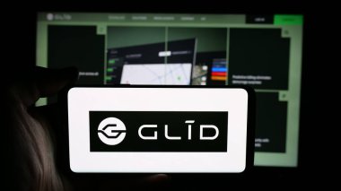 Stuttgart, Almanya - 11-23-2025: ABD 'li Glid Technologies Corporation şirketinin logosunun bulunduğu cep telefonu web sayfası önünde ekranda. Telefon ekranına odaklan.