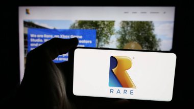 Stuttgart, Almanya - 11-23-2025: Video oyunu geliştirme şirketi Rare Limited 'in logosuna sahip cep telefonu web sayfası önünde ekranda. Telefon ekranına odaklan.