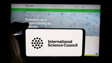 Stuttgart, Almanya - 11-23-2025: Uluslararası Bilim Konseyi (ISC) logosunun bulunduğu cep telefonu web sayfası önünde ekranda. Telefon ekranına odaklan.