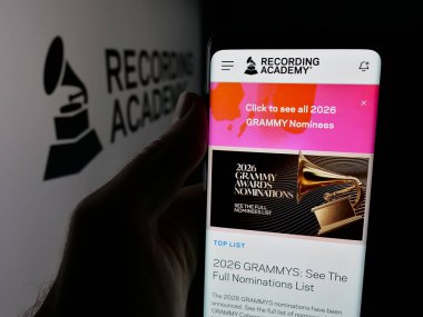 Stuttgart, Almanya - 11-23-2025: Grammy Ödülleri Kayıt Akademisi 'nin web sayfası olan cep telefonu logosu önünde ekranda. Telefon ekranının merkezine odaklan.