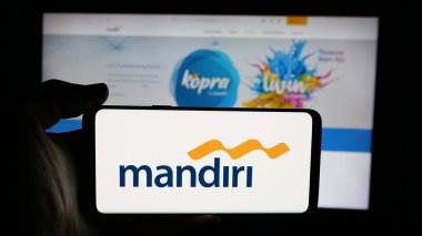 Stuttgart, Almanya - 11-23-2025: Endonezyalı finans şirketi Bank Mandiri 'nin logosunun bulunduğu cep telefonu web sayfası önünde ekranda. Telefon ekranına odaklan.