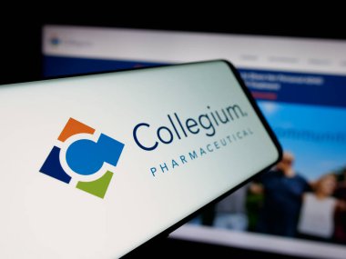 Stuttgart, Almanya - 11-24-2025: Sitenin önünde ekranda Collegium Pharmaceutical Inc. 'in logosuna sahip akıllı telefon. Telefon ekranının merkez soluna odaklan.
