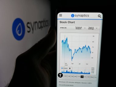 Stuttgart, Almanya - 11-24-2025: ABD 'li nöral ağ şirketi Synaptics Inc.' in web sayfası olan cep telefonu logonun önünde ekranda. Telefon ekranının merkezine odaklan.