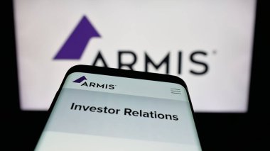Stuttgart, Almanya - 11-24-2025: ABD 'li siber güvenlik şirketi Armis Inc.' nin web sitesi ile birlikte cep telefonu logonun önünde ekranda. Telefon ekranının sol üst kısmına odaklan.