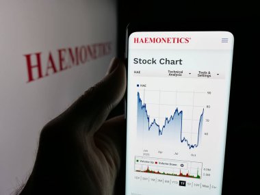 Stuttgart, Almanya - 11-24-2025: ABD 'li sağlık şirketi Haemonetics Corporation' ın web sayfası ile akıllı telefon sahibi kişi logonun önünde ekranda. Telefon ekranının merkezine odaklan.
