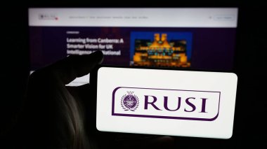 Stuttgart, Almanya - 11-24-2025: Kraliyet Birleşmiş Hizmetler Enstitüsü 'nün (RUSI) logosuna sahip cep telefonu web sayfası önünde ekranda. Telefon ekranına odaklan.