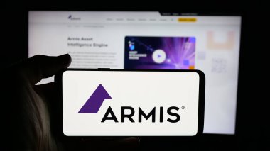 Stuttgart, Almanya - 11-24-2025: ABD 'li siber güvenlik şirketi Armis Inc.' nin logosunun bulunduğu cep telefonu web sayfası önünde ekranda. Telefon ekranına odaklan.